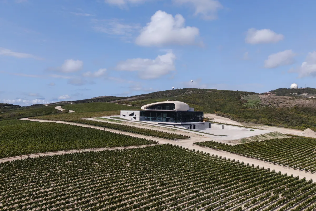 Côte Rocheuse, the winery among the vineyards